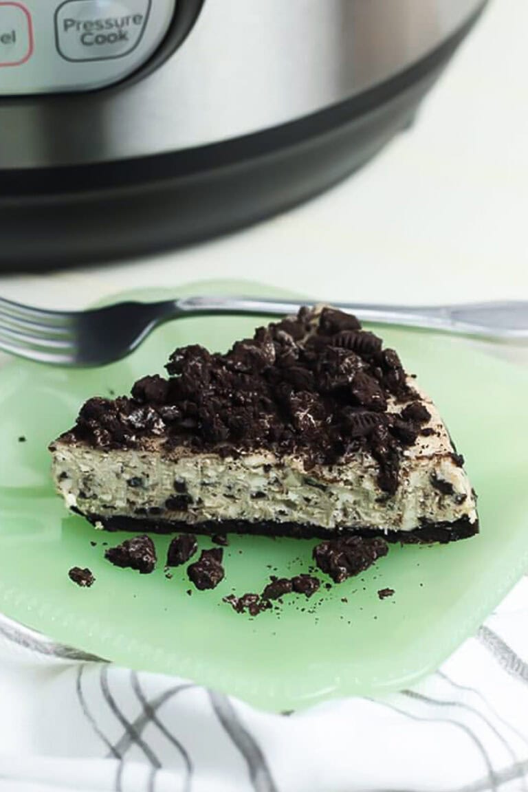 slice of oreo cheesecake.